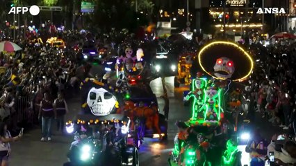 La sfilata di Catrina illumina Città del Messico prima del Dia de los Muertos