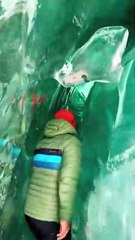 Au cœur des Andes péruviennes, un homme s’avance lentement entre deux immenses murs de glace du glacier Quelccaya, près de Cusco ❄️