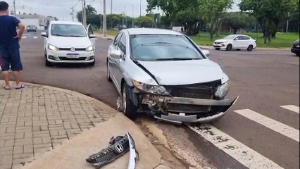 Civic e Fox se envolvem em colisão atrás da Rodoviária de Cascavel