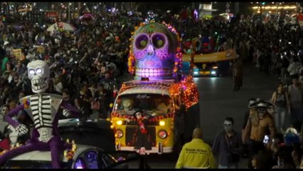 Messico: sfilata colorata di Catrinas prima del Giorno dei Morti