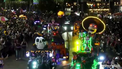 Messico: sfilata colorata di Catrinas prima del Giorno dei Morti