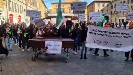 Parcheggi dell'ospedale a pagamento: i dipendenti fanno il funerale "al buon senso"