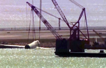 انتشال حطام طائرة من مياه هونغ كونغ بعد تحطمها