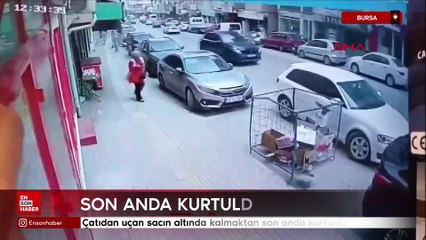 Bursa'da çatıdan uçan sacın altında kalmaktan son anda kurtuldu