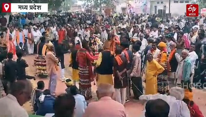 अनोखी वेशभूषा में निकले माल बाबा, गांव में घूम-घूमकर गोबर के गड्ढे में पीते हैं दूध,