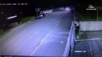 Mulher atropela homem e o agride com pauladas em frente à delegacia em SC