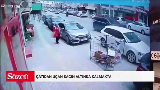 Çatıdan uçan sacın altında kalmaktan son anda kurtuldu