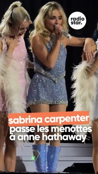Anne Hathaway crée la surprise lors du concert de Sabrina Carpenter ! 🔥💖 À New York, alors que Sabrina enflamme la scène, elle aperçoit soudain Anne Hathaway dans le public… et décide de « l’arrêter » en mode fun avec des menottes-jouets roses ! 😄