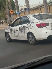 “Por infiel”: mujer desató su furia contra el coche de su expareja en Ecuador (Video)