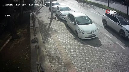 Bursa’da fırtına ağacı böyle devirdi