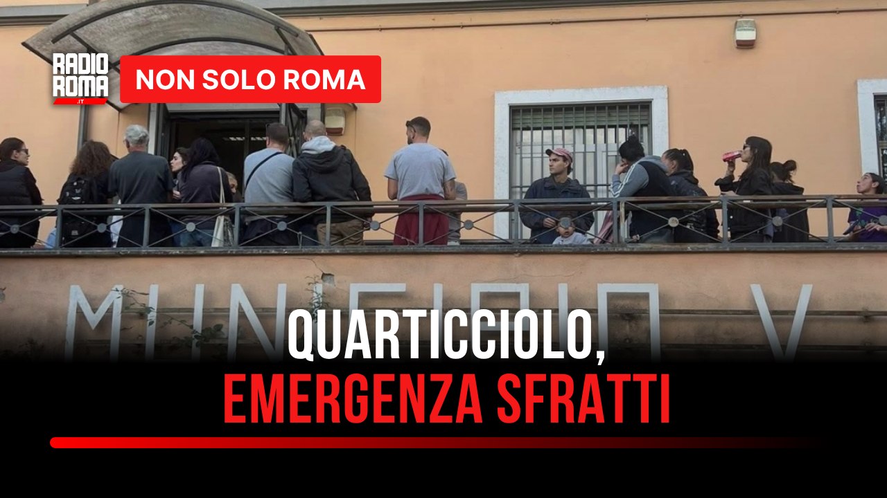 Quarticciolo, emergenza sfratti: gli attivisti occupano il Municipio, "Da qui non ci muoviamo"