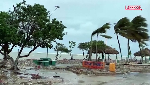 Caraibi, l'uragano Melissa sfiora i 230 km orari e minaccia Cuba: le immagini