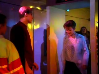 Oppassen S02E01 Sweet sixteen