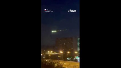 Une boule de feu verte traverse le ciel de Moscou