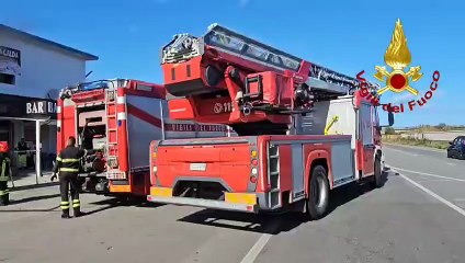 Crotone, incendio nel capannone di un negozio di materiale elettrico sulla Statale 106