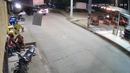 ¡Quiso adelantar a un camión! Motociclista muere tras chocar contra un poste (Video)