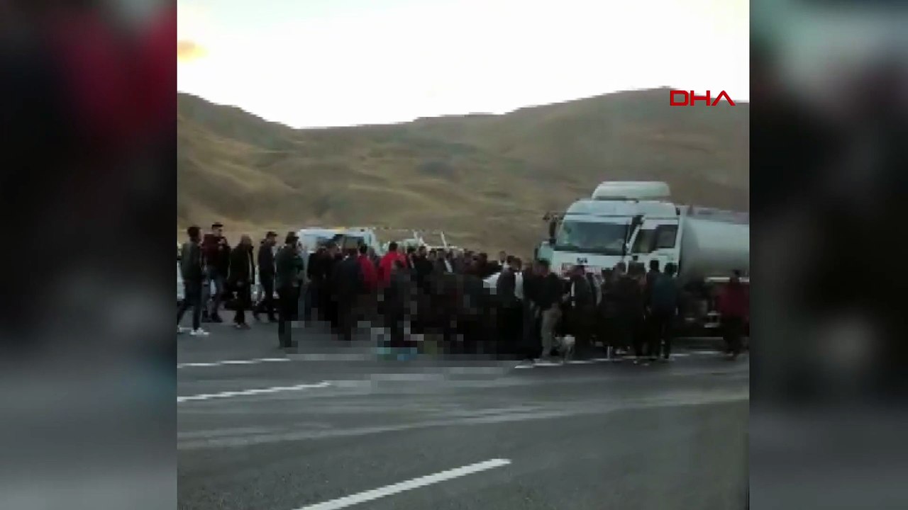 Van'da yakıt tankeri ile otomobil çarpıştı: 2 ölü, 4 yaralı