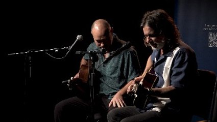 Quique González canta 'Preguntas sencillas' en los Encuentros EL PAÍS