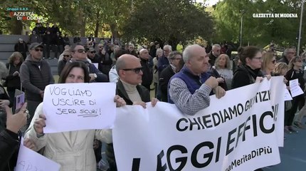 Il corteo per la sicurezza a Modena: «Vogliamo camminare senza paura»