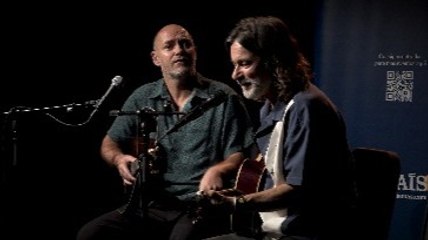 Quique González canta 'Detectives' en los Encuentros EL PAÍS