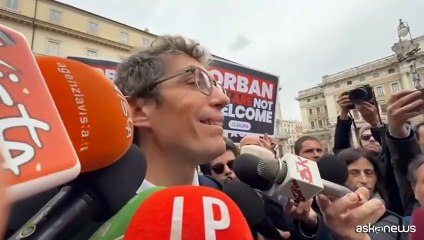 Flash-mob davanti a Palazzo Chigi: "Mettiamo il veto a Orban"