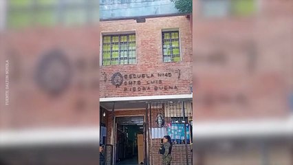 Familiares y amigos de Pablo Grillo colgaron carteles con pedidos de justicia frente a la escuela en la que el joven debería haber ido a votar