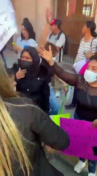 Choque de manifestaciones afuera de Cabildo