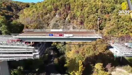 Viadotto dell'Estense, il varo del nuovo impalcato: la riapertura si avvicina