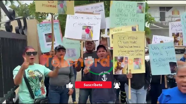 Familiares de joven acusado de supuesto atraco por 50 pesos en SFM protestan frente al Palacio de Justicia