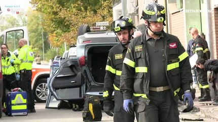 Incidente a Modena nel "solito" incrocio di via Nobili: suv si ribalta