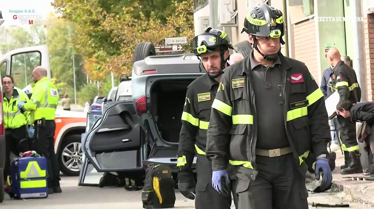 Incidente a Modena nel "solito" incrocio di via Nobili: suv si ribalta