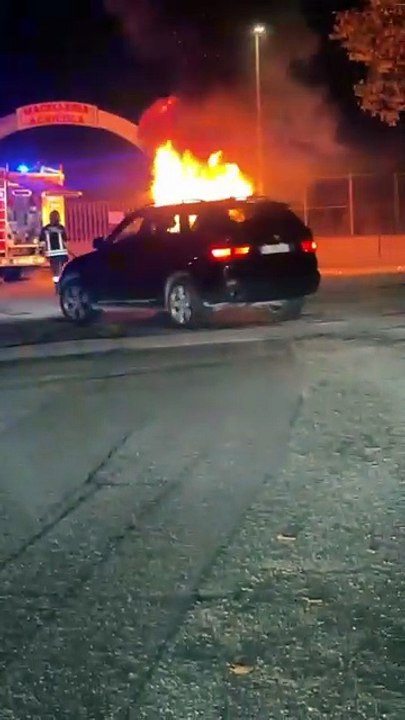 Paura a Messina, auto in fiamme all’Annunziata: salvo un anziano