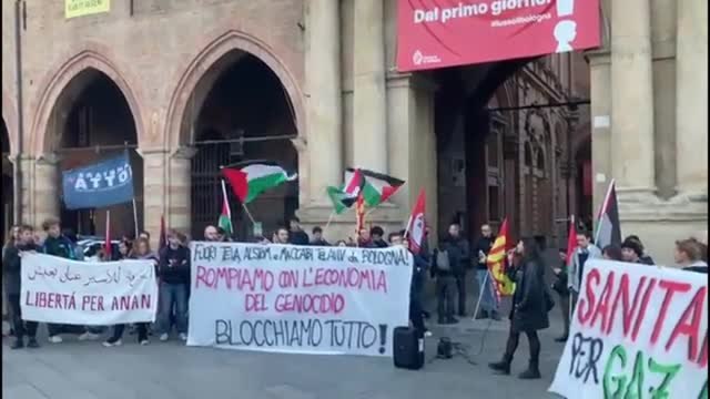 Il video dei pro-Pal che sfilano in Comune al grido di «fuori Israele da Bologna»