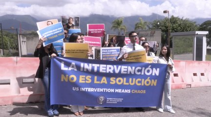 En contra de una intervención militar de EEUU, venezolanos protestan ante embajada en Caracas