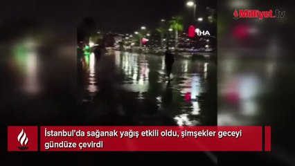 Meteoroloji uyarmıştı! İstanbul'da şemsiye ile yürüyüş yapan çifti yıldırım teğet geçti