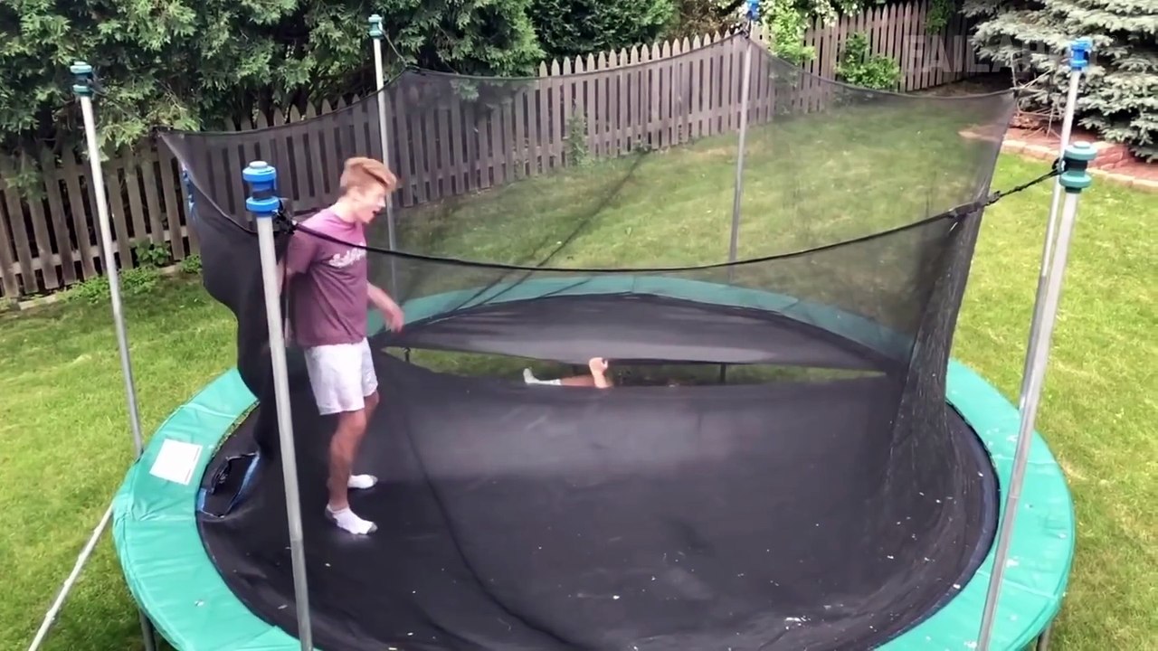 Body Builder Prank; Can't Reach His Back - Funny Videos ¦ FailArmy