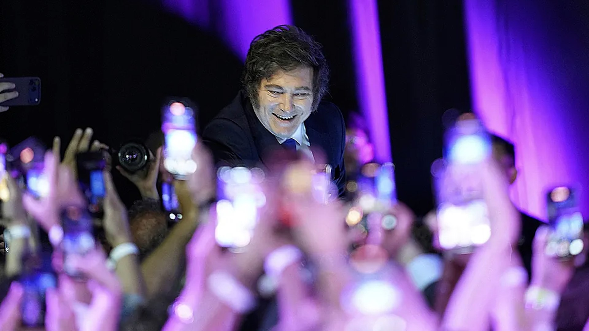 El presidente de Argentina, Javier Milei, tiene motivos para agradecer que el peronismo no atendiera las advertencias de la ex presidenta Cristina Kirchner. En buena medida, fue gracias a esa descoordinaci�n que el mandatario logr� el domingo una victoria contundente en las elecciones legislativas de medio mandato, un resultado que refuerza su posici�n pol�tica en los dos a�os que le restan al frente de la Casa Rosada.

Aunque Milei tiene a�n por delante la mitad de su mandato, el propio presidente abri� este lunes la puerta a un nuevo periodo de gobierno. Durante una entrevista televisiva, afirm�: "Tendr� dos o seis a�os m�s", en alusi�n a una posible reelecci�n en 2027.

El bloque oficialista obtuvo el 40,65% de los votos, frente al 31,7% del peronismo, una diferencia que consolida la hegemon�a del proyecto libertario. Parte de la explicaci�n de este resultado se encuentra en la provincia de Buenos Aires, el distrito m�s poblado del pa�s, que concentra el 38% del electorado argentino.

El gobernador Axel Kicillof, al frente del basti�n peronista, decidi� adelantar los comicios provinciales al 7 de septiembre, una decisi�n que desat� el enfado de Cristina Kirchner, convencida de que esa maniobra perjudicar�a al peronismo en las legislativas nacionales del 26 de octubre.