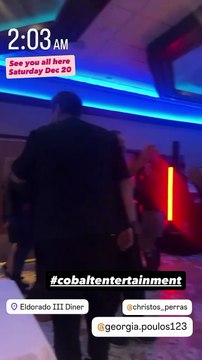 Elaina- Xρήστος Πέρρας: Οι Έλληνες ερμηνευτές που ξεσηκώνουν με τα live τους την ομογένεια στη Νέα Υόρκη- «Βροχή» τα δολάρια