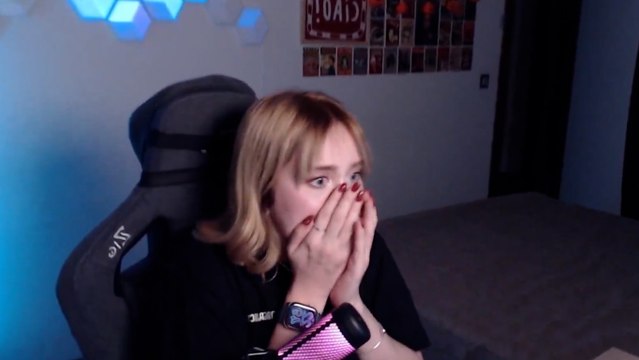 Bir yayıncı, canlı yayın sırasında depreme yakalandı