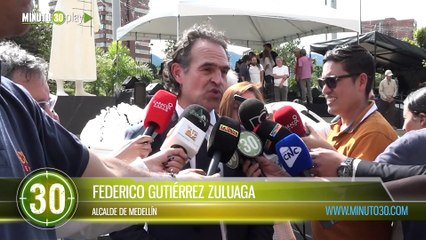 Fico Gutiérrez entrega 'Vacío presente', escultura en memoria de las víctimas del Palacio de Justicia