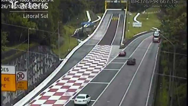 Ônibus com 57 pessoas falha freios e usa área de escape no Paraná