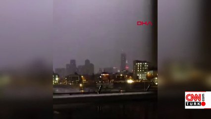 Finans Merkezi'nde bir binaya yıldırım düştü