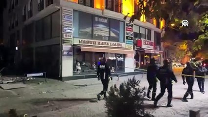 Sındırgı'daki deprem sonrası bazı binalar yıkıldı