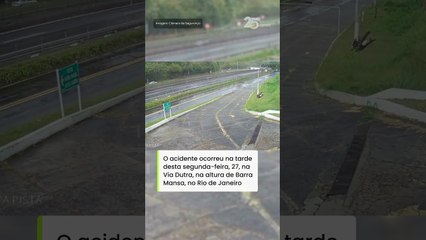 Ônibus com torcedores do Flamengo tomba a caminho da Argentina #shorts