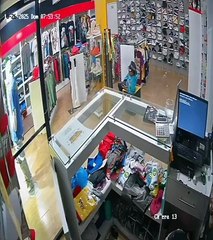 Captado en cámara, atraco a mano armada en tienda de Santiago