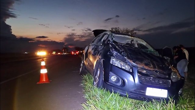 Tracker capota duas vezes na BR-163 entre Cascavel e Toledo; Motorista sai ileso