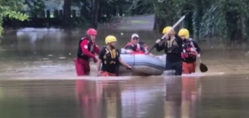 Equipo de rescate evacúa con botes a familias en Mariato
