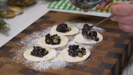 76 Dumplings with Poppy Seeds in Caramel Sauce