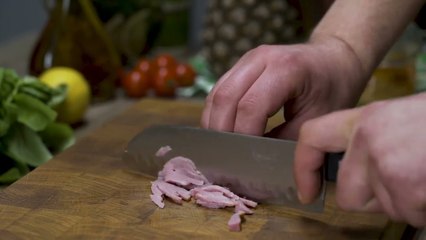 51 Roasted bell pepper and ham wrapped in cheese roll