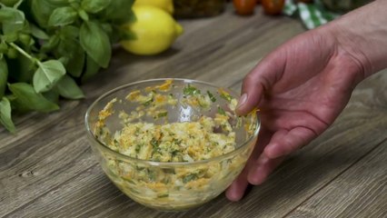 9 Vegetable fritters with sauce